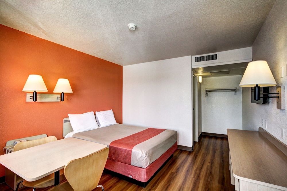 Deluxe Room, 1 Queen Bed, Smoking, Refrigerator & Microwave