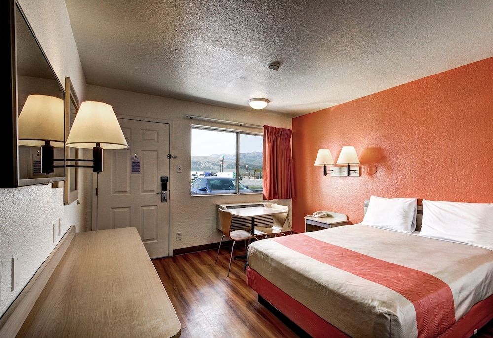 Deluxe Room, 1 Queen Bed, Smoking, Refrigerator & Microwave