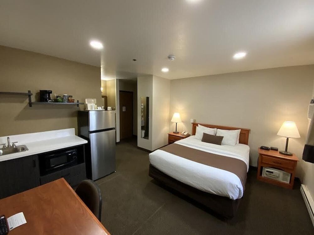 Studio 6 Minot, ND Standard Room, 1 Queen Bed, Non Smoking, Kitchenette 3