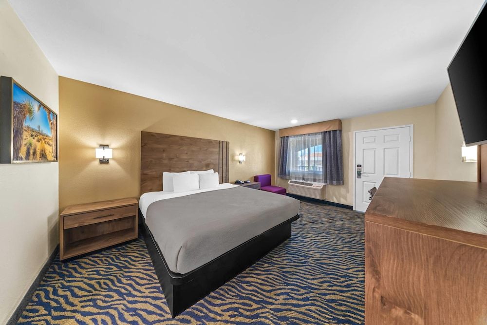 Quality Inn & Suites Standard Room, 1 King Bed, Non Smoking 3