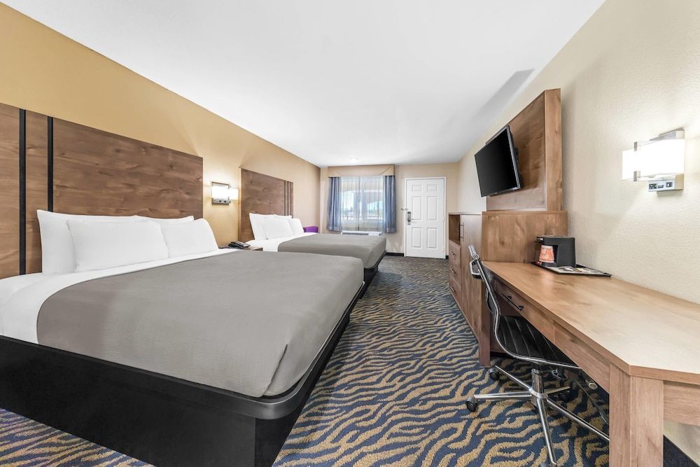 Quality Inn & Suites Standard Room, 2 Queen Beds, Non Smoking 3