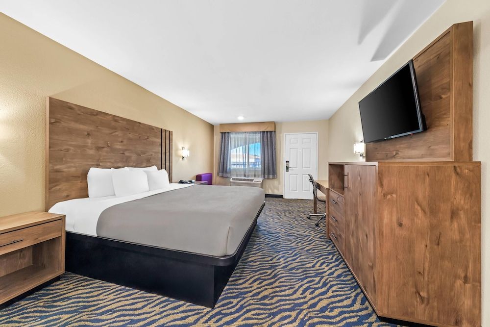 Quality Inn & Suites Standard Room, 1 King Bed, Non Smoking 5