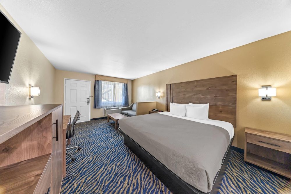 Quality Inn & Suites Suite, 1 King Bed with Sofa bed, Non Smoking 2