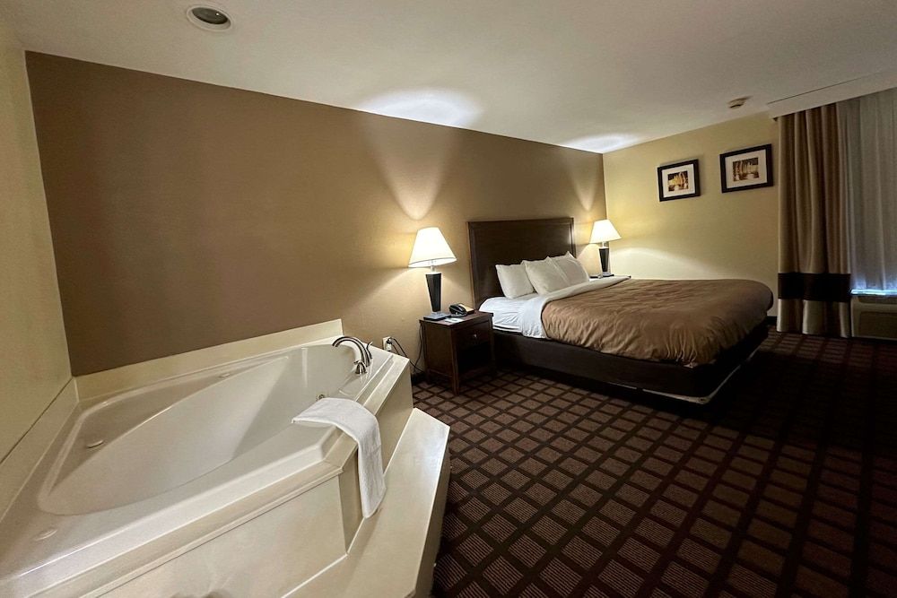 Quality Inn Perryville I-55 Room, 1 King Bed, Non Smoking