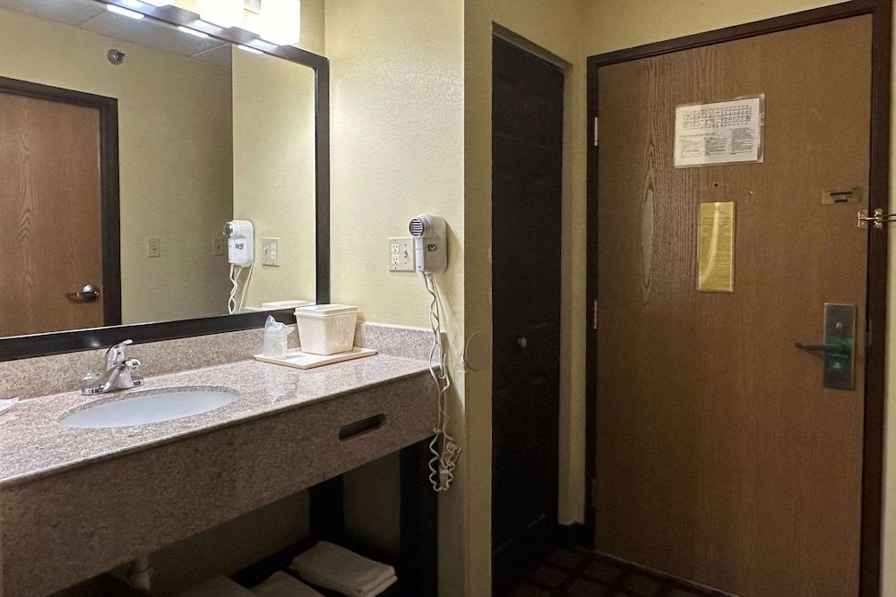 Quality Inn Perryville I-55 Room, 1 King Bed, Non Smoking 4