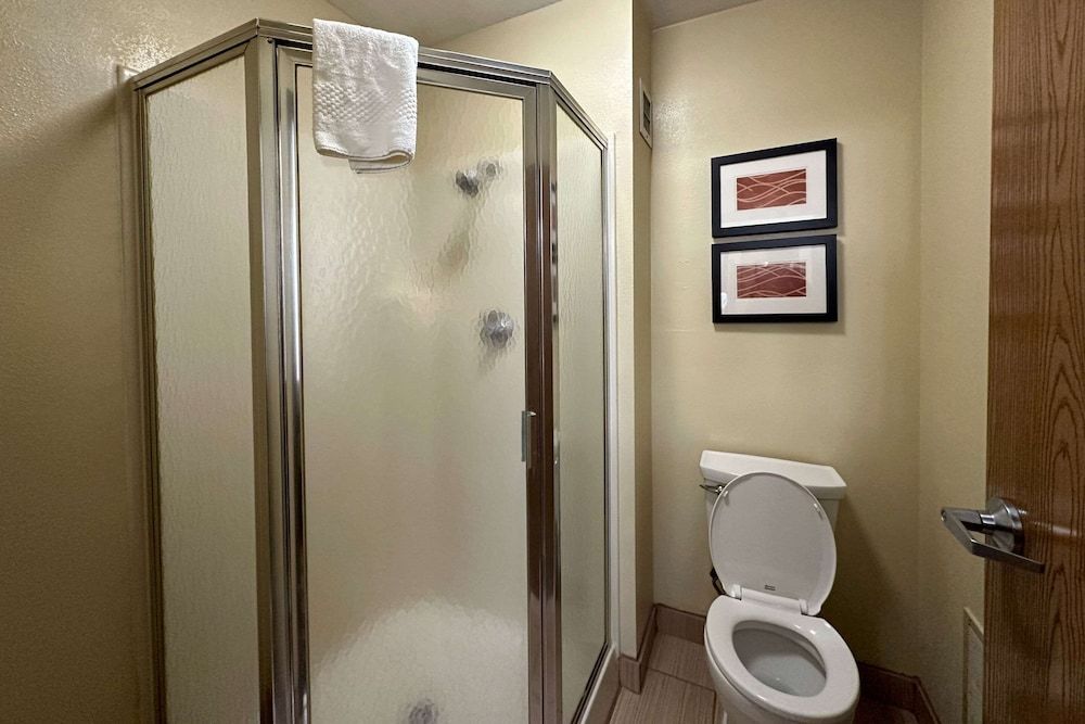 Quality Inn Perryville I-55 Standard Room, 2 Queen Beds, Non Smoking 7