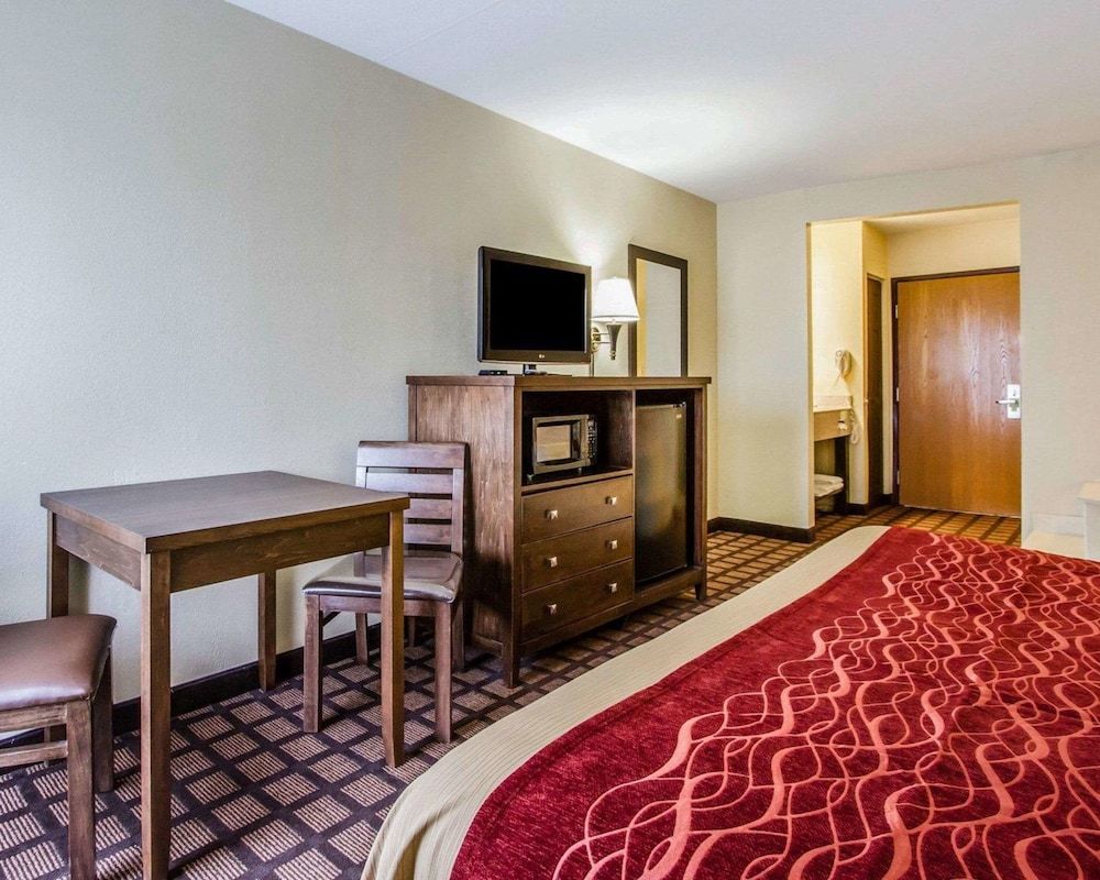 Quality Inn Perryville I-55 Room, 1 King Bed, Non Smoking 6
