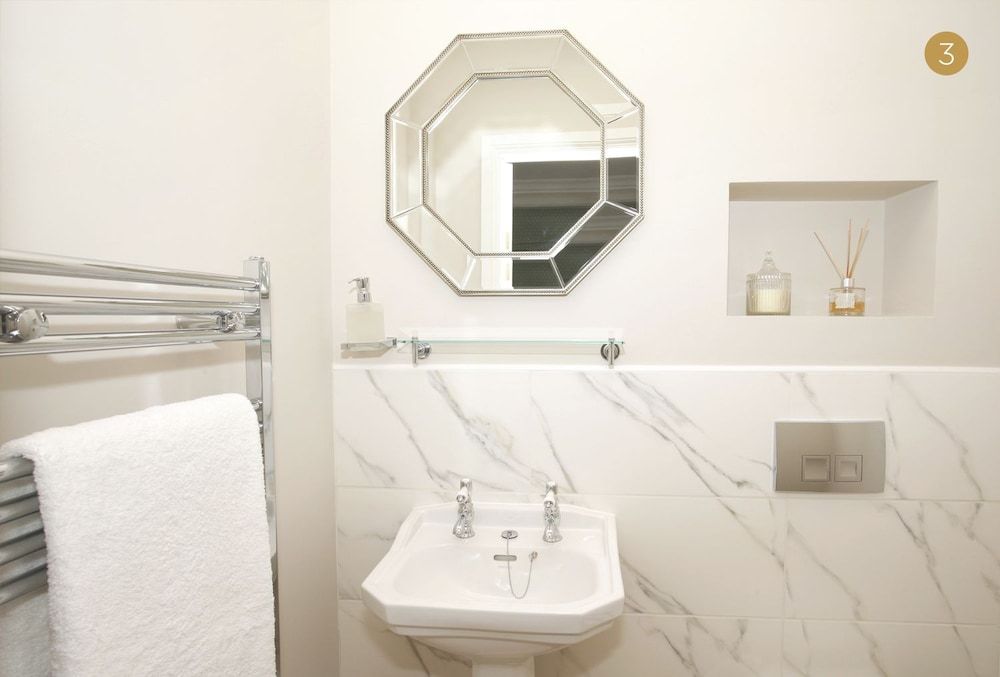 Superior Super King, bath in bedroom (Room 3)