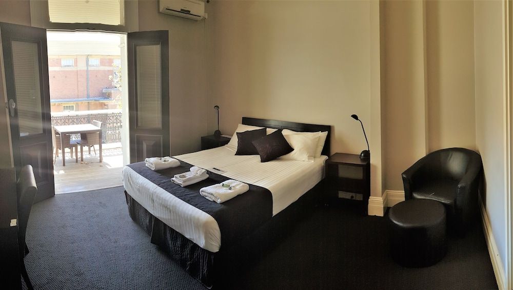 The Grand Hotel Newcastle Queen Room 4