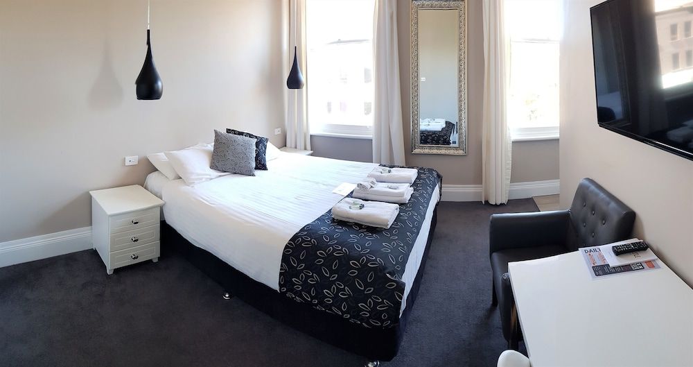 Queen Room 16 Top Floor (Stair Access Only)