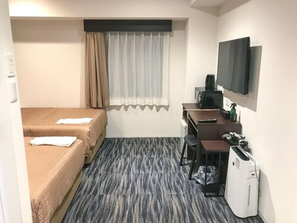 Twin Room, Smoking