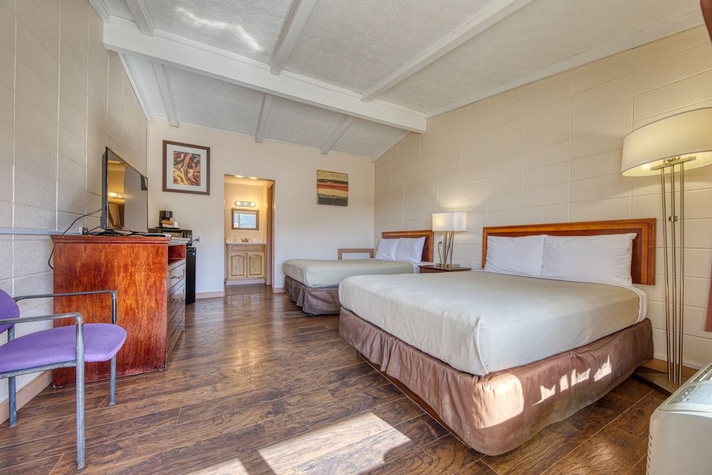 Royal Inn Standard Room, 2 Queen Beds