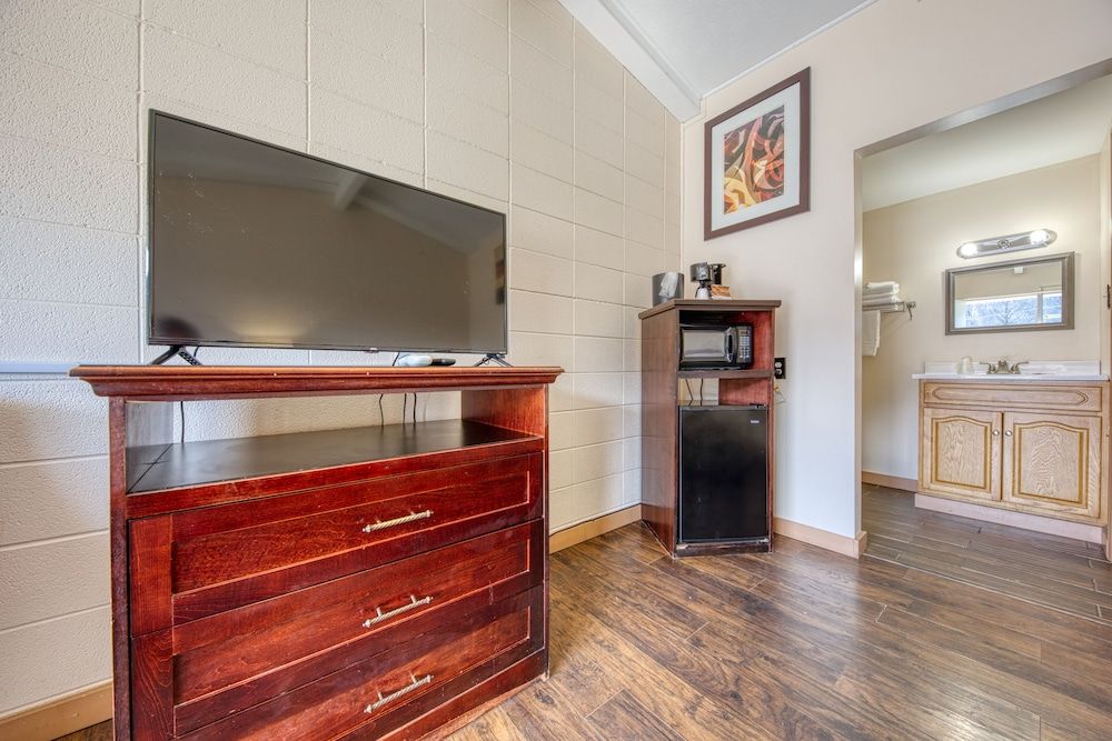 Royal Inn Standard Room, 1 King Bed 4