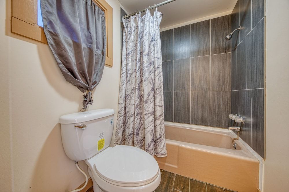 Royal Inn Standard Room, 2 Queen Beds 3