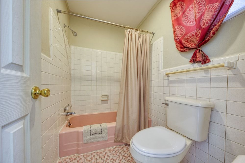 Royal Inn Standard Room, 1 King Bed 3