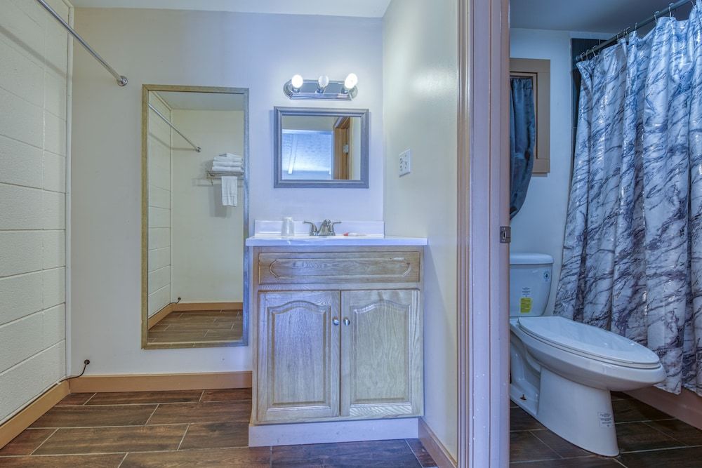 Royal Inn Standard Room, 1 King Bed 2