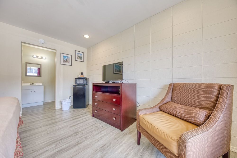 Royal Inn Standard Room, 1 King Bed 5