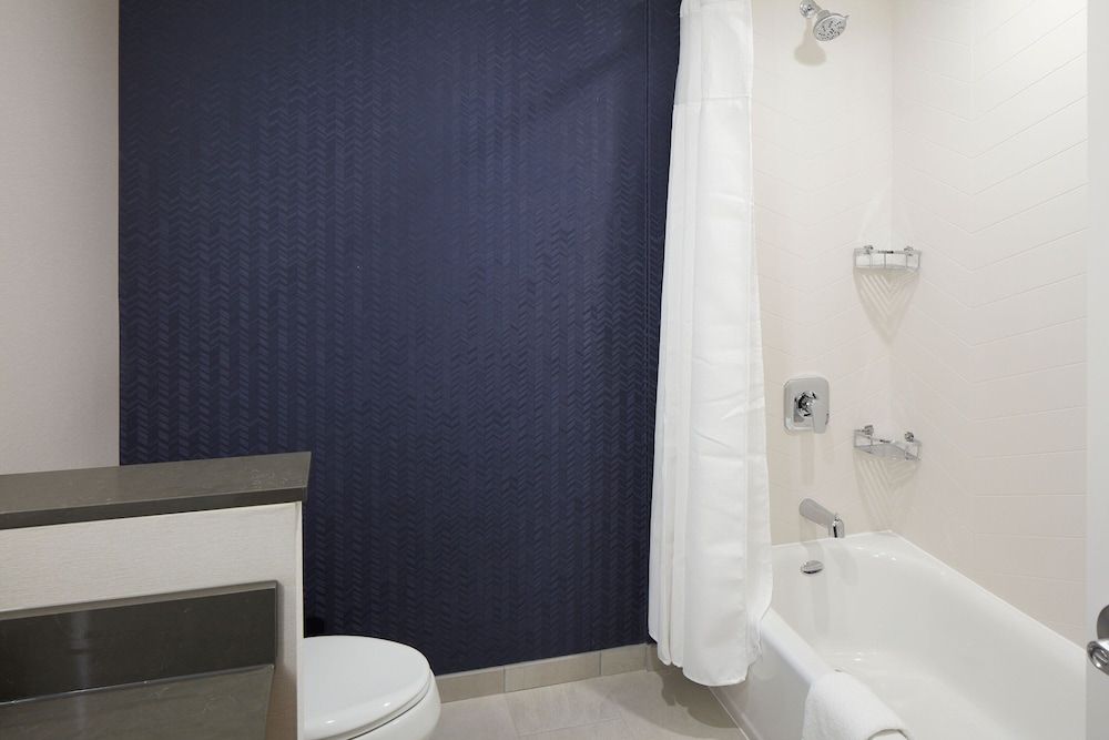 Room, 2 Queen Beds, Non Smoking, Lake View (Mobility Accessible, Tub)