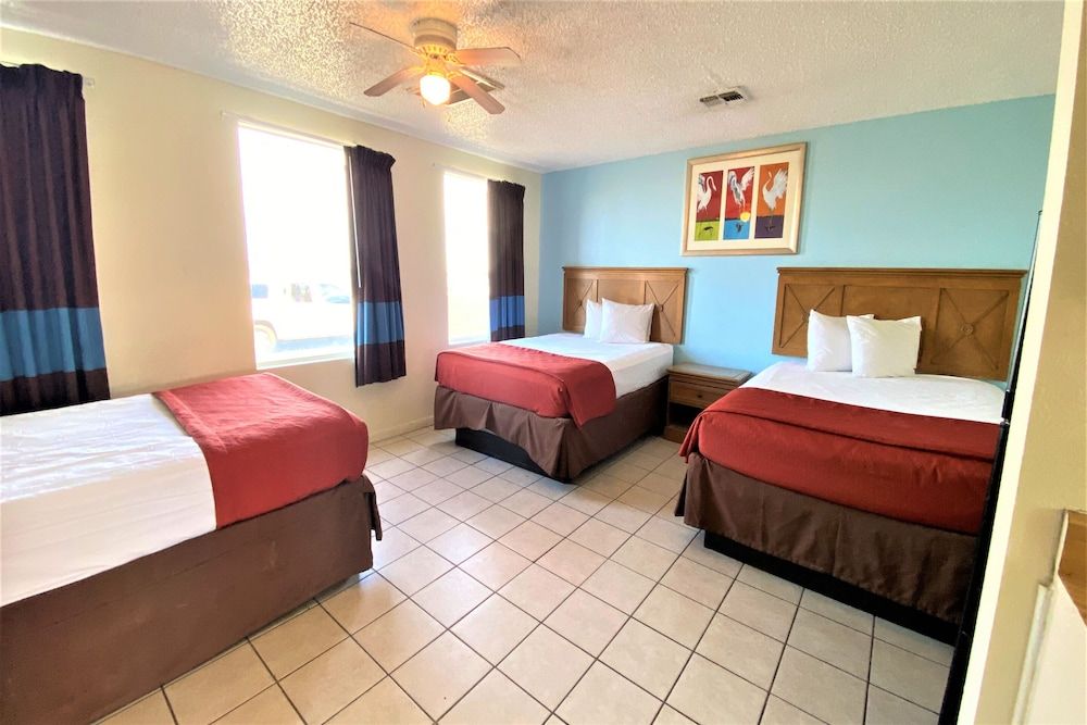 2 Queen Beds & 1 Full Bed