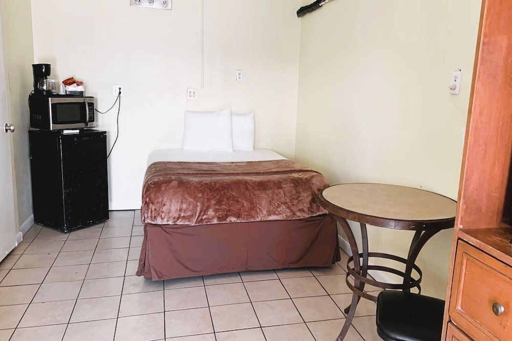 2 Full Beds & 1 Queen Bed