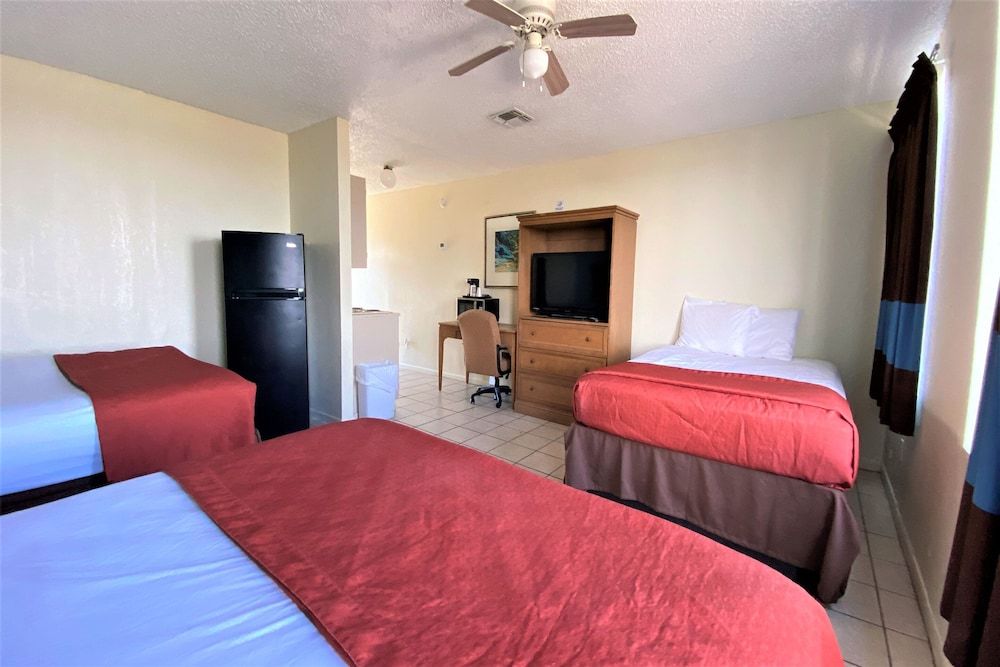 2 Queen Beds & 1 Full Bed