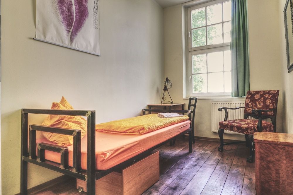 OPERA Hostel Single Room, Shared Bathroom