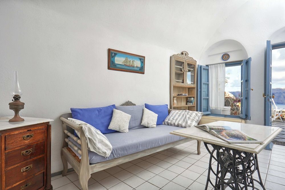 Lava Oia's Honeymoon Studio