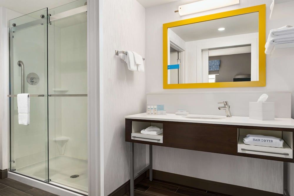 Hampton Inn & Suites Ocean City West Room, 1 King Bed, Refrigerator & Microwave 3