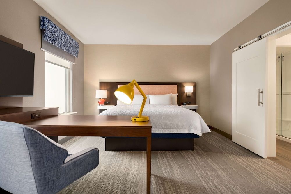 Studio, 1 King Bed, Refrigerator & Microwave (Wet bar)