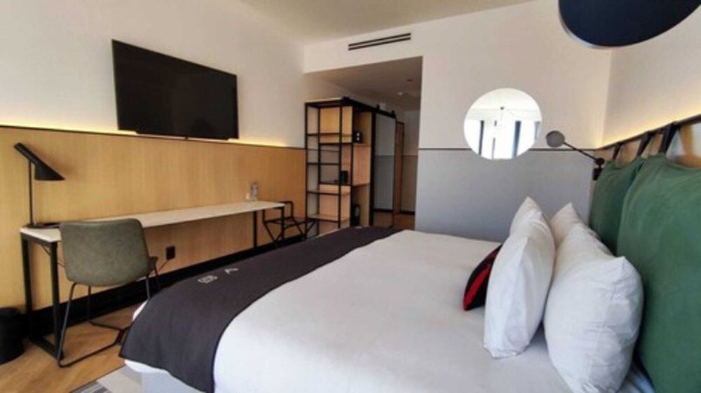 MET Hotel Deluxe Room 4