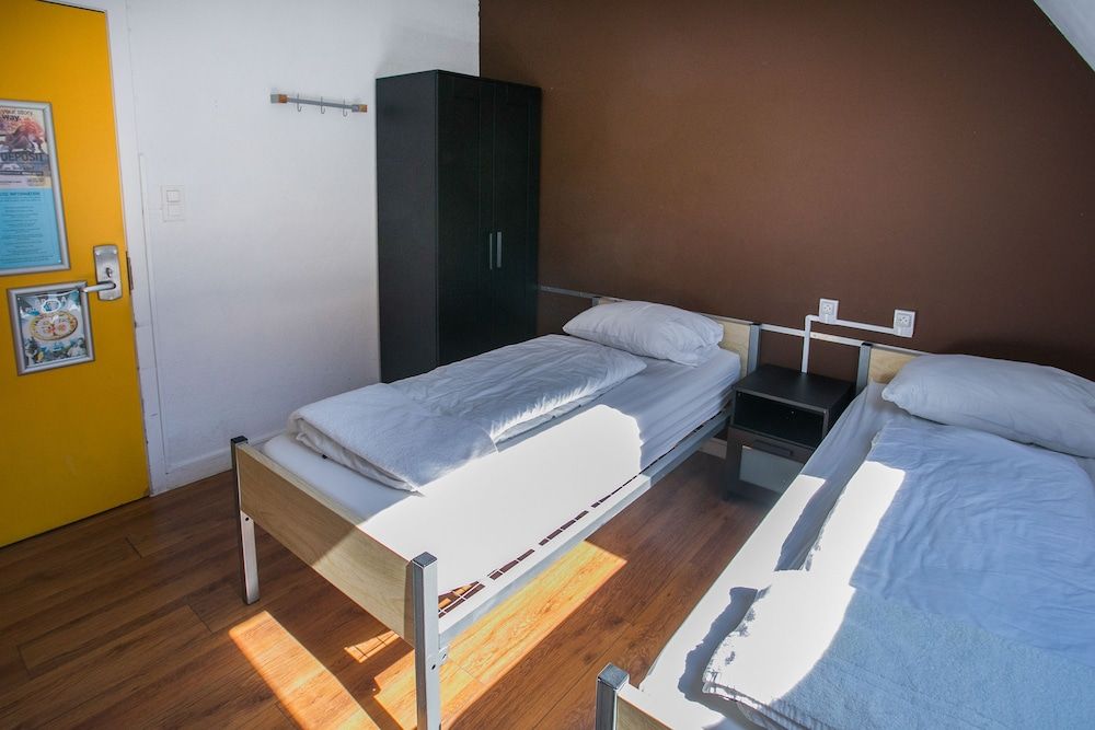 St Christopher's Inn Bauhaus Budget Hotel - Hostel Twin Room, Shared Bathroom 3