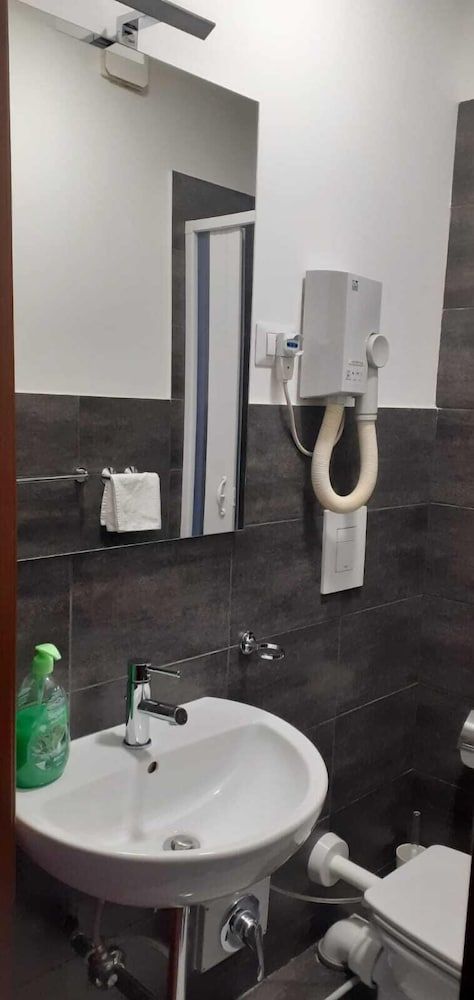 Domus Vatican Holidays Classic Triple Room 3