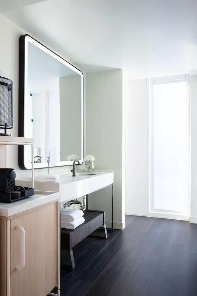Deluxe Room, 1 King Bed (Capitol View)