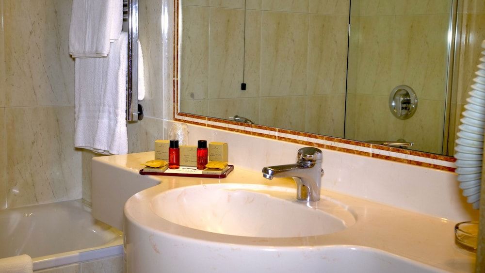 501 Hotel Superior Triple Room 5