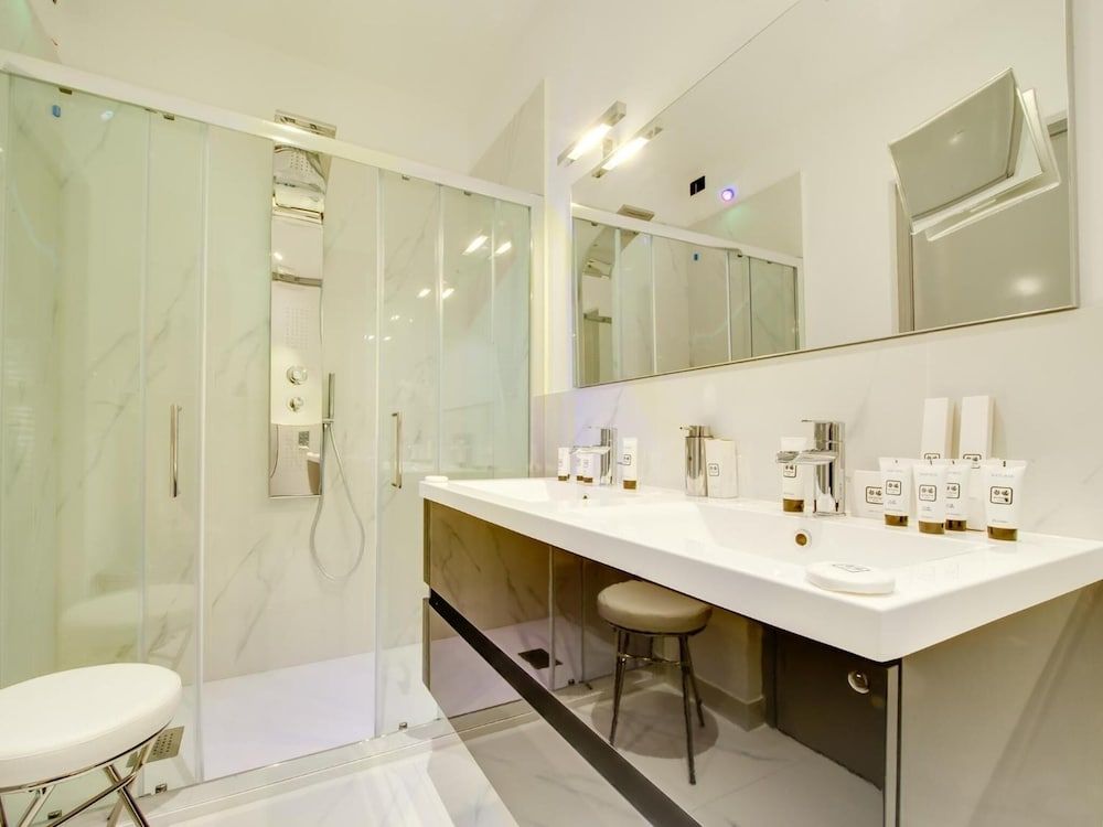 Queen Palace Suites Superior Suite 11