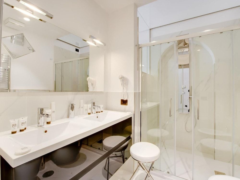 Queen Palace Suites Superior Suite 9