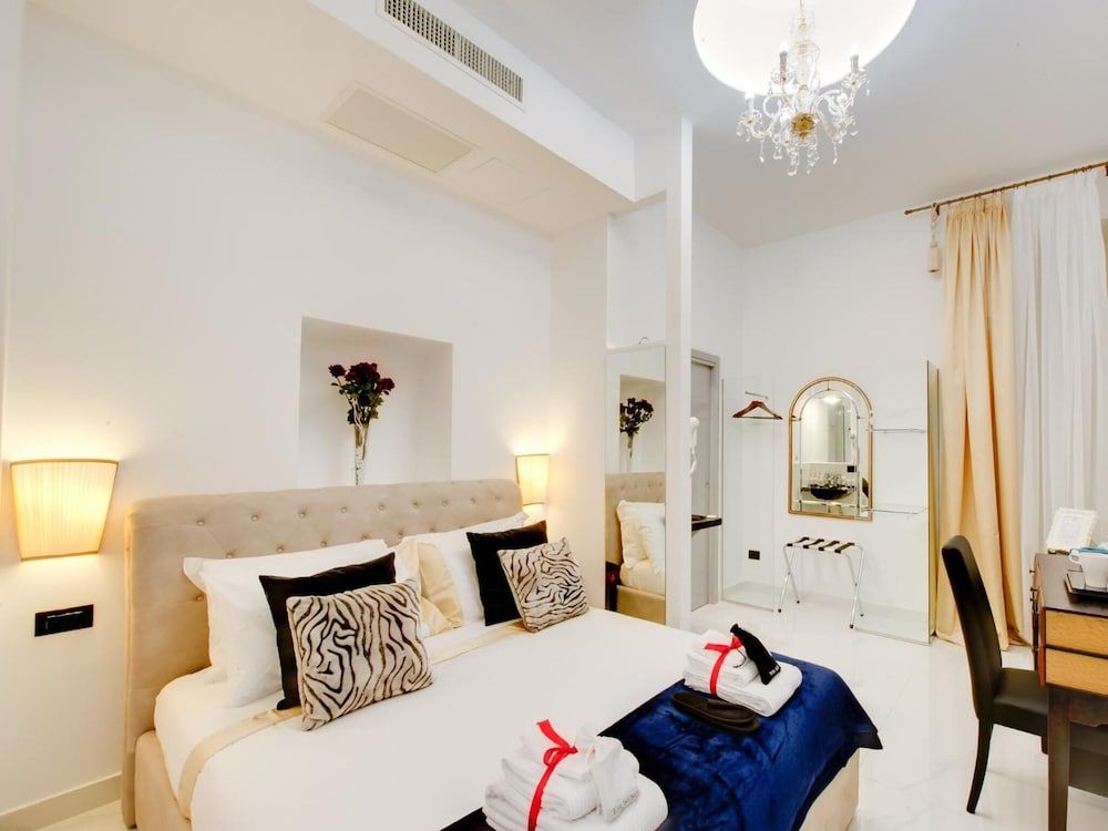 Queen Palace Suites Deluxe Double Room 6