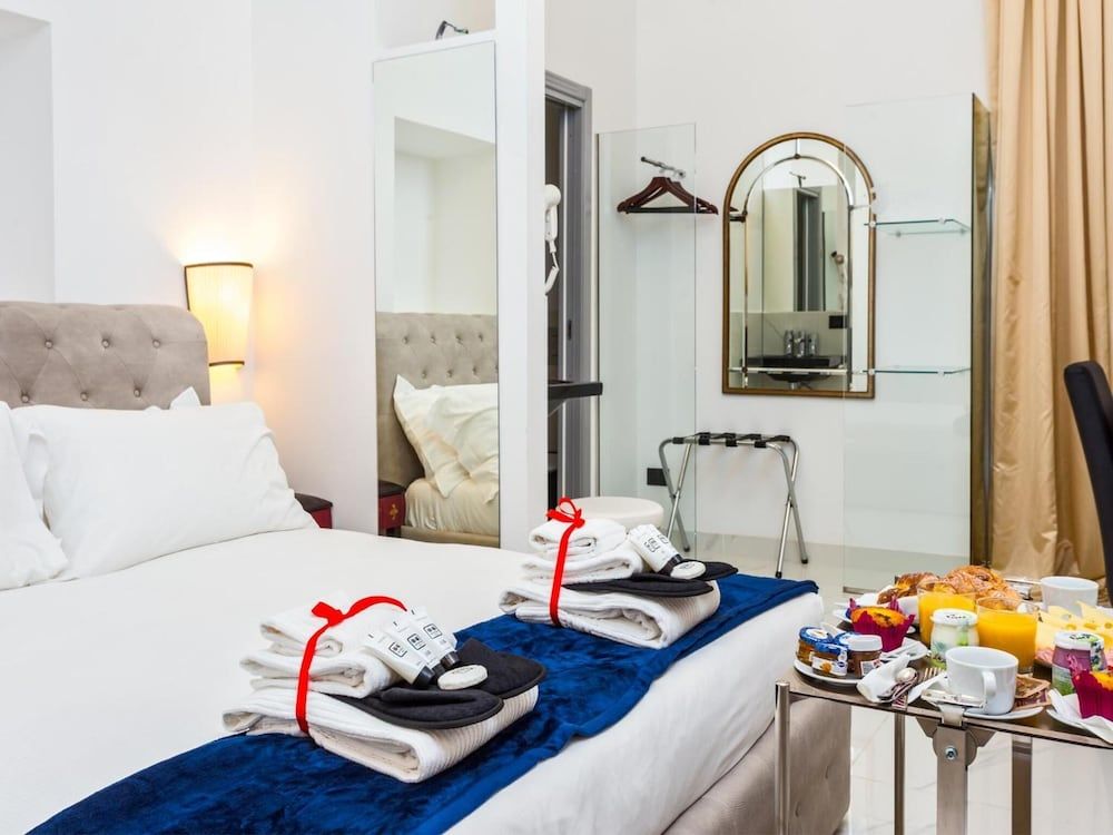 Queen Palace Suites Superior Suite 4