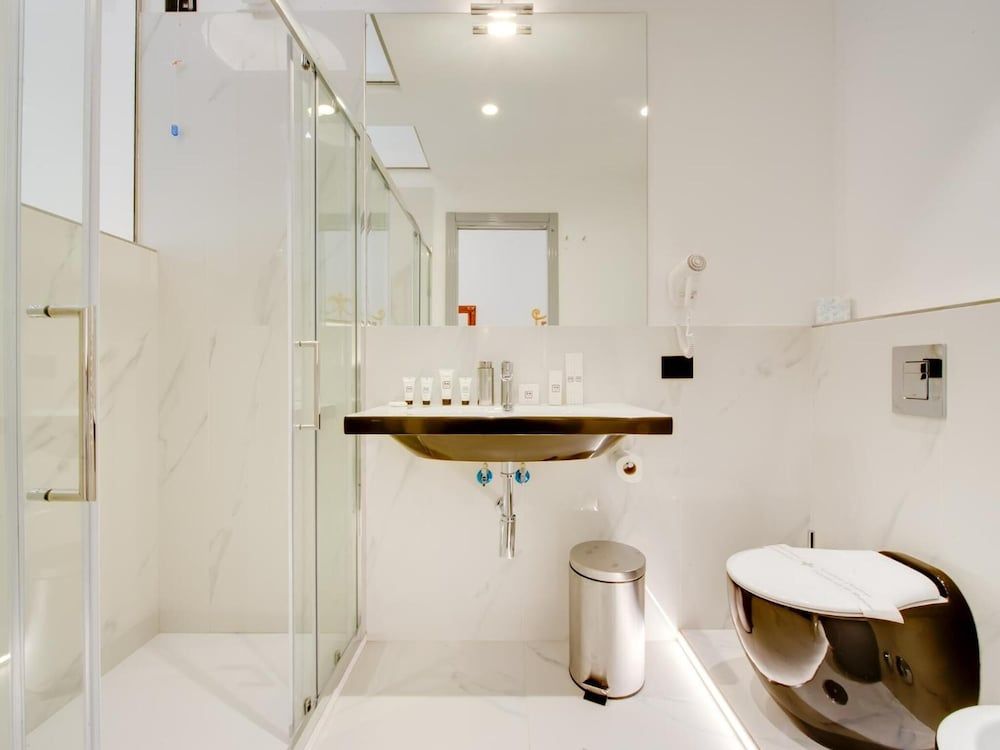 Queen Palace Suites Standard Double Room 5