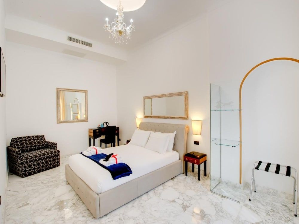 Queen Palace Suites Superior Suite 3