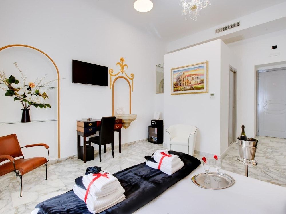 Queen Palace Suites Superior Suite 2