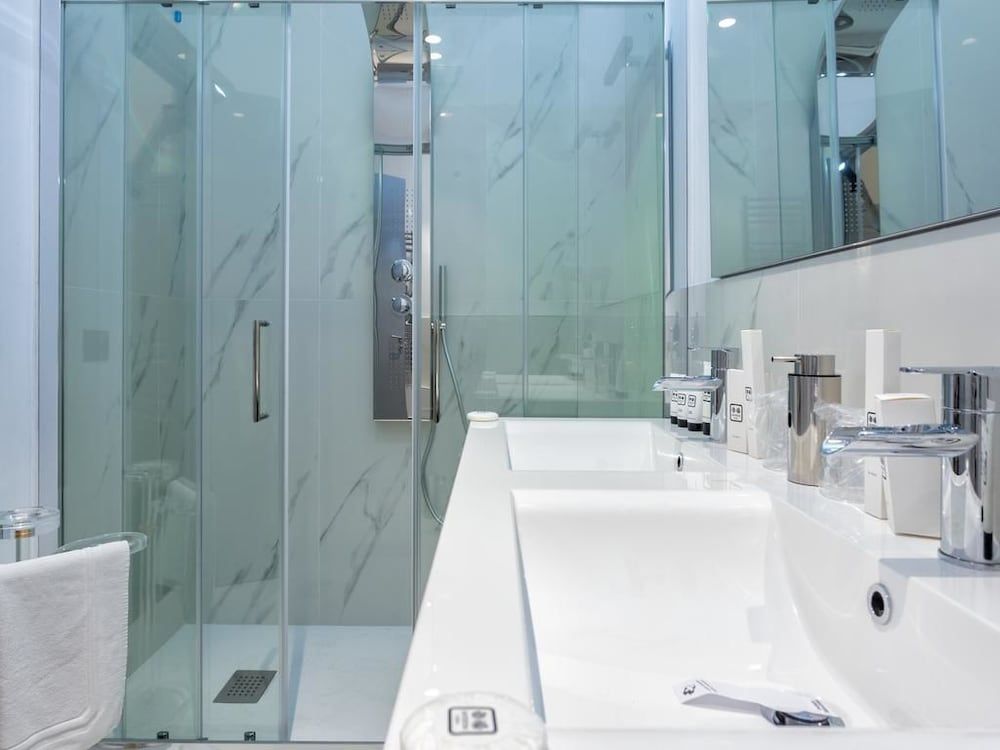 Queen Palace Suites Deluxe Double Room 7