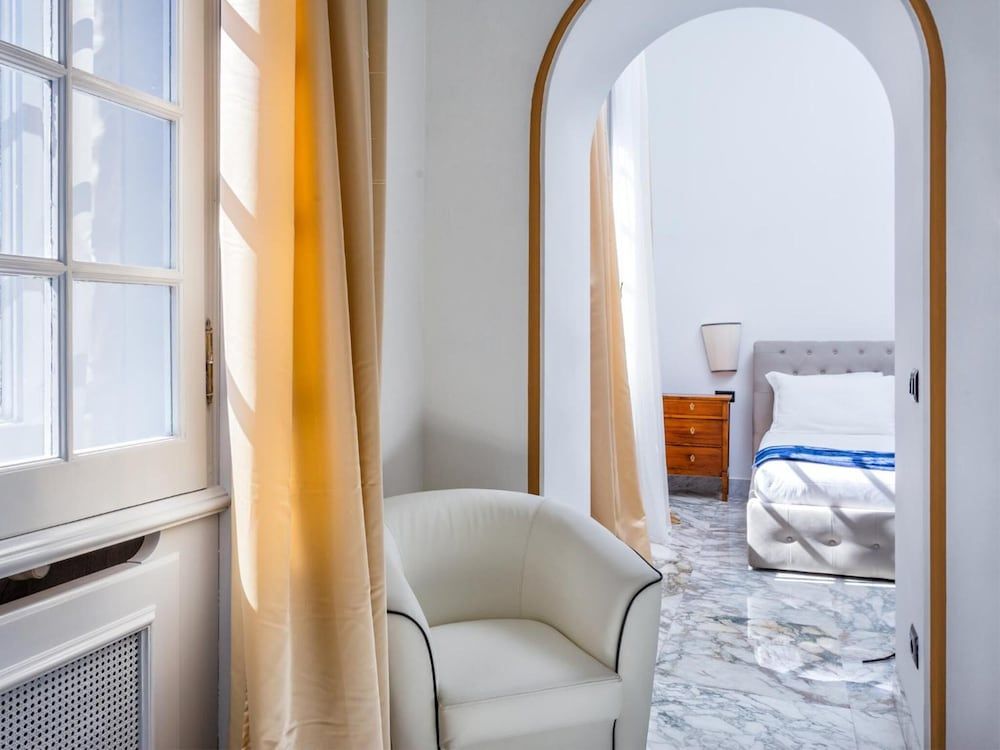 Queen Palace Suites Superior Suite 15