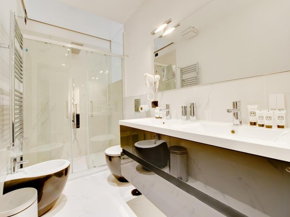 Queen Palace Suites Superior Suite 13