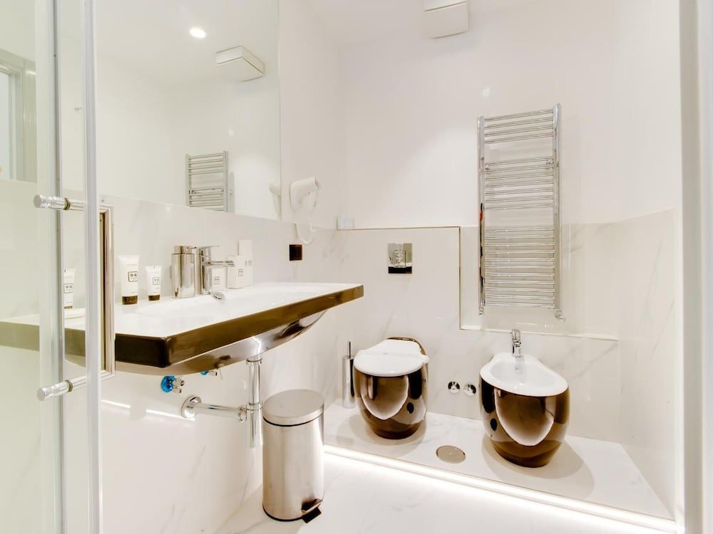 Queen Palace Suites Standard Double Room 2