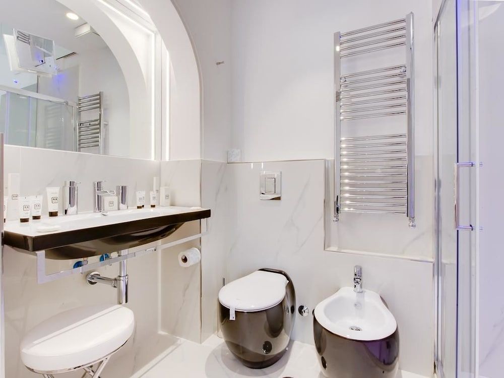 Queen Palace Suites Standard Double Room 4