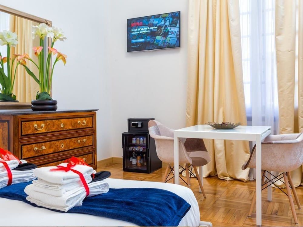 Queen Palace Suites Deluxe Double Room