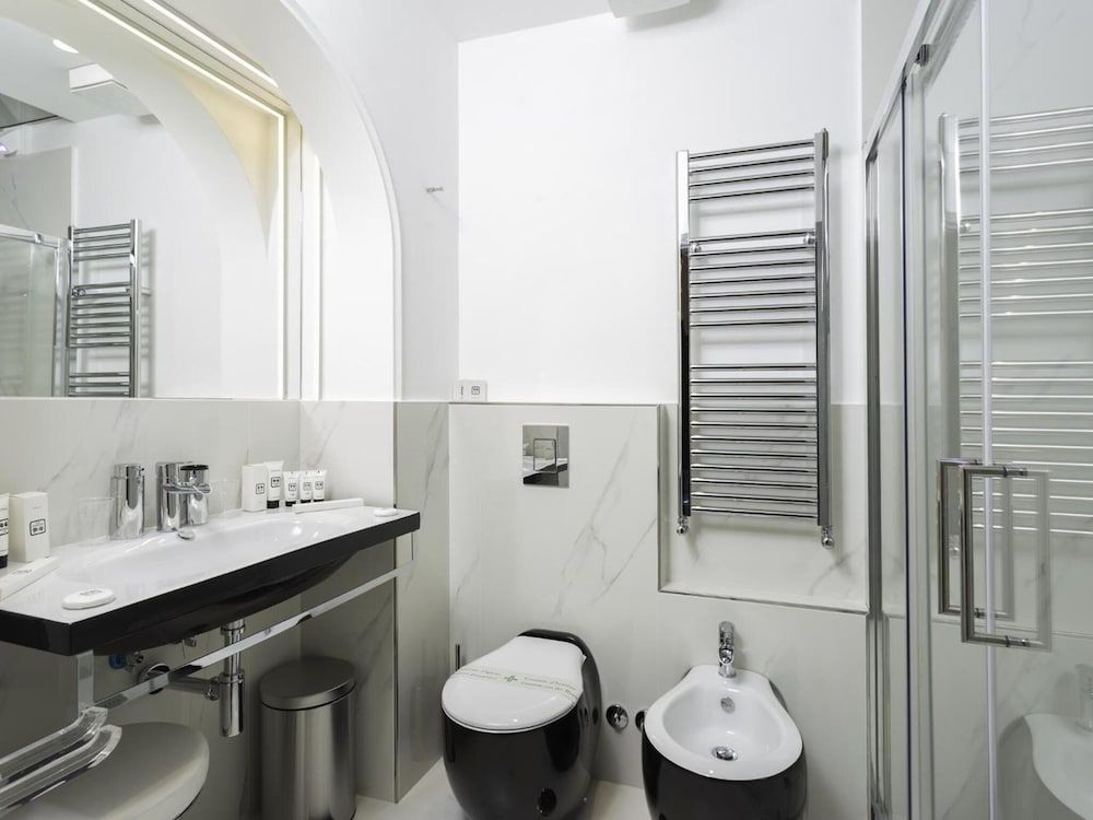 Queen Palace Suites Superior Suite 8