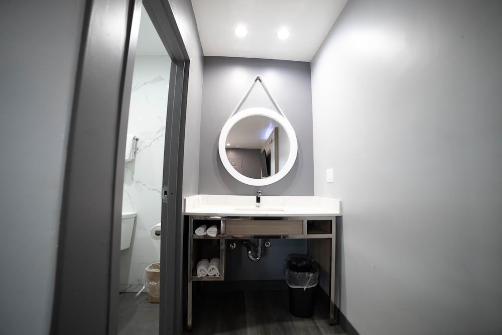 Palms Motel Standard Room 12