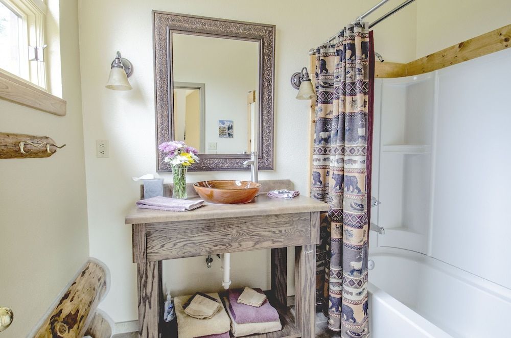 The Silver Lake Lodge Standard Room, 1 Queen Bed, Private Bathroom 4